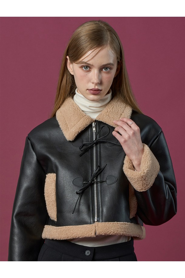 크롭 리본 비건 양털 무스탕 플리스 재킷 [Black_Beige]은 여성만을 위한 아우터입니다. 블랙과 베이지 두 가지 색상으로 출시되었으며, 캐주얼한 무드의 의상을 연출하기 좋습니다. 두꺼운 두께감의 비건 가죽과 플리스 소재로 제작되어 가을과 겨울에 따뜻하게 착용할 수 있습니다. 부드러운 촉감과 레귤러핏으로 편안함을 더했으며, 집업 방식으로 간편하게 입고 벗을 수 있습니다. 리본과 양털 디테일이 돋보이는 크롭 기장의 무스탕으로, 미니멀한 스타일을 즐기는 분들께 추천합니다.
