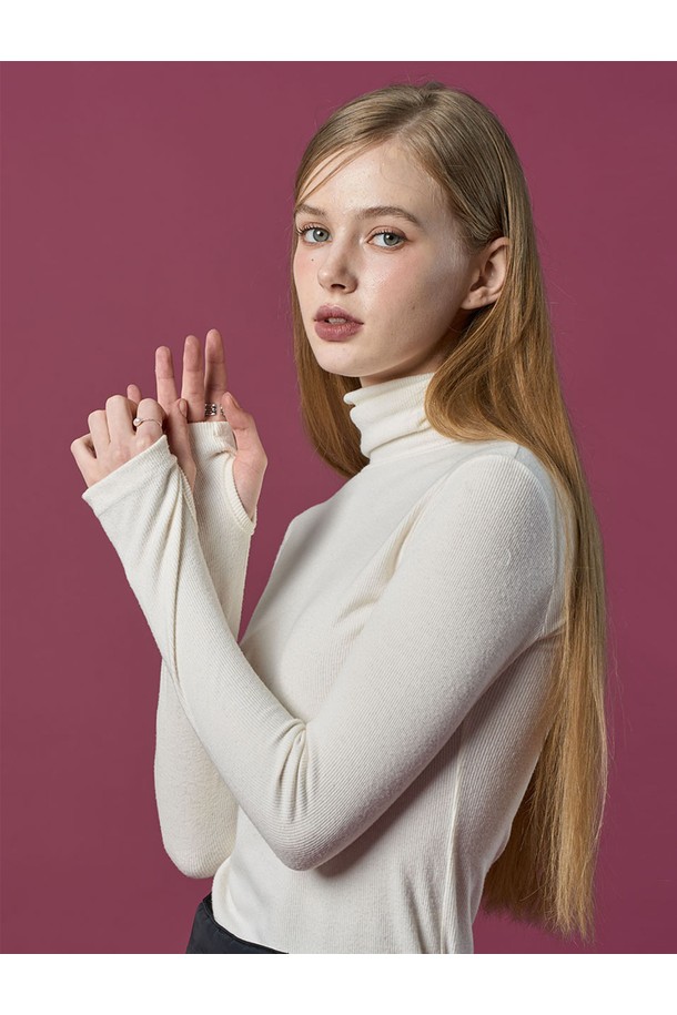 부드러운 촉감의 [워머골지 ver.] 도톰 니트 목폴라 롱슬리브 긴팔 목티 (화이트) 이너입니다. 가을, 겨울 시즌에 어울리는 두꺼운 두께감으로 따뜻하게 착용할 수 있으며, 베이직한 디자인으로 다양한 스타일 연출이 가능합니다. 레귤러핏으로 편안하게 착용할 수 있으며, 골지 패턴이 돋보입니다. 터틀넥 디자인으로 목을 포근하게 감싸주어 보온성을 높여줍니다. 이너 아이템으로 활용하기 좋은, 활용도 높은 여성 니트 목폴라입니다.
