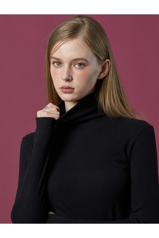 [워머골지 ver.] 도톰 니트 목폴라 롱슬리브 긴팔 목티는 여성 의류로, 가을과 겨울에 따뜻하게 착용할 수 있는 블랙 색상의 베이직 스타일 니트입니다. 두꺼운 두께감과 부드러운 촉감의 니트 소재로 제작되었으며, 골지 패턴이 특징입니다. 레귤러핏에 터틀넥 디자인으로, 출근룩, 클래식, 미니멀, 캐주얼 스타일 모두 연출하기 좋습니다. 긴 소매 기장의 롱슬리브로 보온성을 높였습니다.
