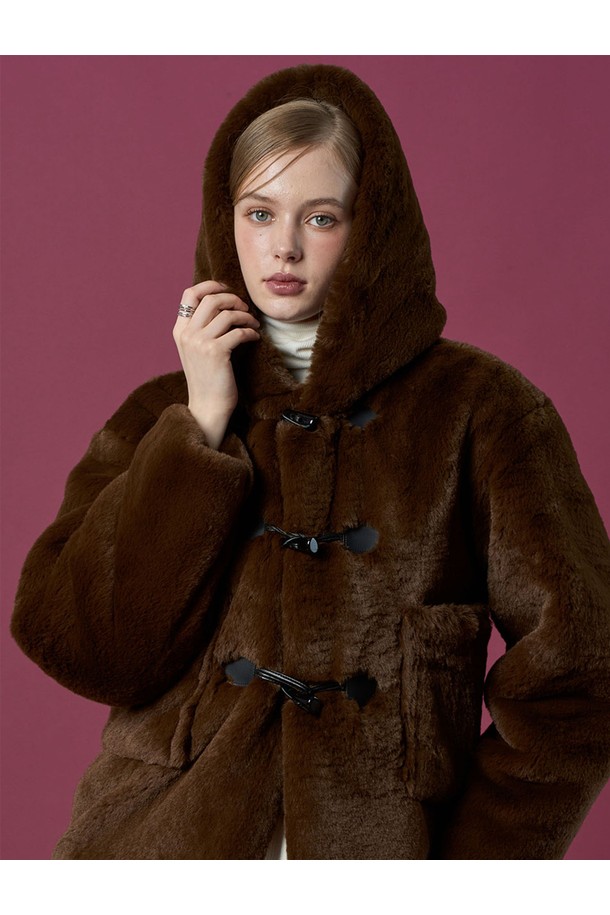 [밍크 ver.] 후드 오버핏 떡볶이 더플 누빔 무스탕 재킷 [Brown] 비건 퍼 (Vegan Fur) ver.은 부드러운 촉감의 비건 가죽과 밍크 소재로 제작되어 따뜻하고 포근한 착용감을 선사합니다. 넉넉한 오버핏과 후드 디자인, 더플코트 스타일의 토글 여밈으로 캐주얼하면서도 클래식한 무드를 연출합니다. 안감은 퍼(Fur)로 마감되어 보온성을 높였으며, 겨울철 연말 모임룩이나 데이트룩에 세련된 포인트가 됩니다. 브라운 컬러의 무지 디자인으로 다양한 스타일과 매치하기 용이하며, 두꺼운 두께감으로 추운 날씨에도 든든하게 착용할 수 있습니다. 긴 소매 기장의 누빔 디테일이 돋보이는 이 무스탕 재킷은 미니멀한 스타일을 즐기는 여성분들께 추천합니다.
