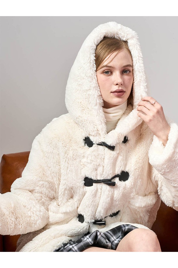 [밍크 ver.] 후드 오버핏 떡볶이 더플 누빔 무스탕 재킷 [아이보리] 비건 퍼 ver.은 부드러운 촉감의 비건 가죽과 밍크 소재를 사용하여 보온성을 높인 여성용 아우터입니다. 아이보리 색상의 무지 디자인으로 어떤 스타일에도 잘 어울리며, 캐주얼, 미니멀, 클래식 무드를 연출할 수 있습니다. 오버핏에 후드와 더블 버튼, 떡볶이 단추 디테일이 더해져 귀엽고 트렌디한 느낌을 줍니다. 넉넉한 기장감과 누빔 안감, 긴 소매 기장으로 한겨울에도 따뜻하게 착용 가능하며, 데이트룩이나 연말 모임룩에 활용하기 좋습니다.
