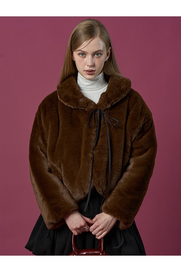 [밍크 ver.] 오버핏 크롭 리본 누빔 무스탕 재킷 [Brown] 비건 퍼 ver.은 우아한 스타일을 연출하는 여성용 아우터입니다. 가을과 겨울에 어울리는 두꺼운 두께감과 부드러운 촉감의 밍크, 비건 가죽 소재로 제작되었습니다. 크롭 기장의 오버핏 디자인에 리본 여밈 디테일이 더해져 페미닌한 분위기를 자아냅니다. 데이트룩, 모임룩, 연말 모임룩 등 다양한 TPO에 활용 가능하며, 클래식, 미니멀, 시크한 스타일을 즐기는 분들께 추천합니다. 브라운 컬러의 무지 디자인으로 어떤 옷에도 쉽게 매치할 수 있습니다.
