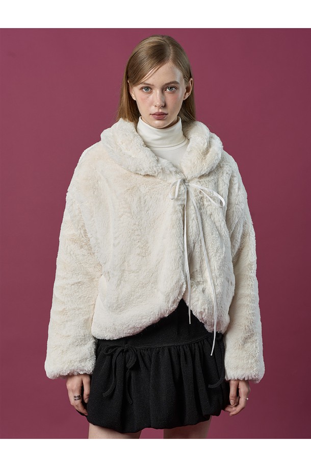 [밍크 ver.] 오버핏 크롭 리본 누빔 무스탕 재킷 [Ivory] 비건 퍼 ver.은 우아하고 클래식한 스타일을 연출하는 여성용 아우터입니다. 아이보리 컬러의 무지 디자인에 퀄팅 누빔 디테일이 더해져 고급스러운 분위기를 자아냅니다. 오버핏 크롭 기장으로 세련된 실루엣을 선사하며, 리본 여밈으로 여성스러움을 강조합니다. 밍크 소재와 부드러운 비건 가죽의 조화로 뛰어난 촉감을 제공하며, 가을, 겨울 시즌 데이트룩, 모임룩, 연말 모임룩에 활용하기 좋습니다. 긴 소매와 두꺼운 두께로 보온성을 높였습니다.
