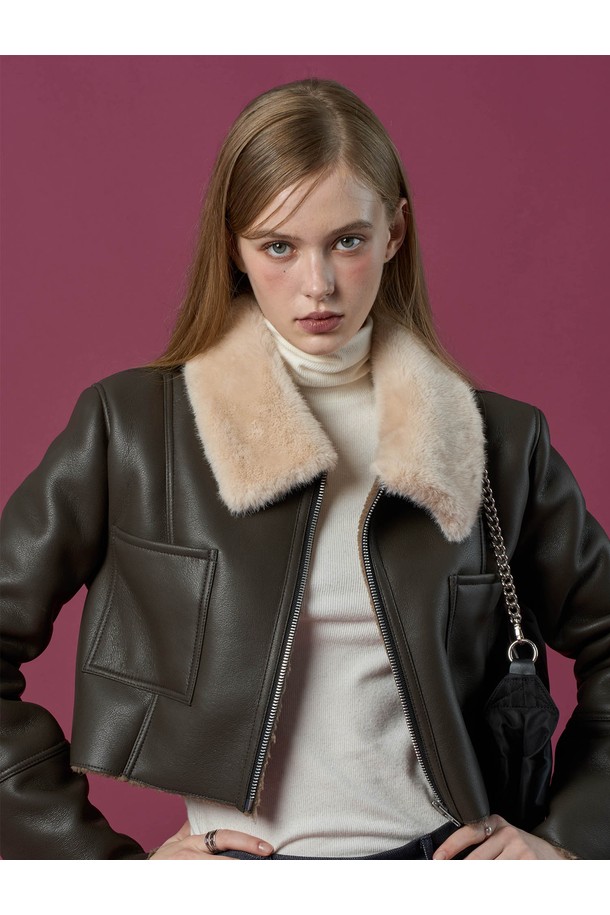 **폭스 카라 플리스 라이트 무스탕 재킷 [Brown] 비건 퍼 ver.**

부드러운 플리스 소재와 비건 퍼(Vegan Fur) 안감으로 따뜻함을 더한 여성용 무스탕 재킷입니다. 브라운 컬러에 폭스 카라 디테일이 고급스러운 분위기를 연출하며, 캐주얼하고 베이직한 스타일을 완성합니다. 크롭 기장과 집업 여밈 방식으로 편안하게 착용할 수 있으며, 레귤러 핏으로 어떤 스타일에도 잘 어울립니다. 가을, 겨울 시즌 데일리룩에 활용하기 좋은 아이템입니다.
