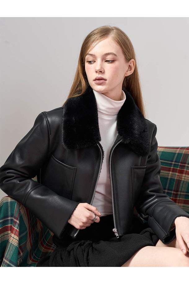 **폭스 카라 플리스 라이트 무스탕 재킷 [All_Black] 비건 퍼 ver.**은 미니멀하고 모던한 스타일을 추구하는 여성 고객을 위한 아우터입니다. 가을과 겨울, 출근룩과 모임룩에 모두 잘 어울리며, 시크하고 클래식한 분위기를 연출합니다. 부드러운 촉감의 비건 퍼 소재와 플리스 안감으로 제작되어 따뜻하고 편안한 착용감을 선사합니다. 크롭 기장에 집업 여밈 방식, 레귤러 핏으로 디자인되었으며, 폭스 카라 디테일이 고급스러움을 더합니다. 블랙 컬러의 무지 디자인으로 다양한 룩에 활용하기 용이합니다.
