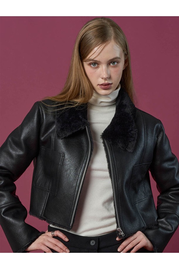 밍크 크롭 집업 프리미엄 무스탕 재킷 [All_Black] 프리미엄 ver.은 부드러운 촉감의 밍크와 인조가죽 소재를 사용하여 고급스러움을 더한 여성용 무스탕 재킷입니다. 크롭 기장과 레귤러핏으로 모던하고 미니멀한 스타일을 연출하며, 집업 여밈 방식으로 편안하게 착용할 수 있습니다. 쌀쌀한 겨울 날씨에도 따뜻하게 입을 수 있도록 두께감 있게 제작되었으며, 데이트룩이나 모임룩에 시크하고 클래식한 매력을 더해줍니다. 블랙 컬러의 무지 디자인으로 어떤 스타일에도 쉽게 매치할 수 있는 활용도 높은 아이템입니다.
