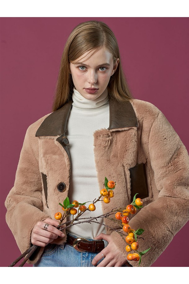 리버시블 밍크 크롭 단추 무스탕 재킷 [Brown] 프리미엄 LD ver.은(는) 가을과 겨울, 당신의 스타일을 한층 끌어올릴 여성용 아우터입니다. 클래식하고 엘레강스한 무드를 자아내며, 부드러운 밍크 소재와 두꺼운 두께감으로 고급스러운 착용감을 선사합니다. 크롭 기장에 단추 디테일이 더해져 세련된 실루엣을 연출하며, 리버시블 디자인으로 다양한 스타일을 즐길 수 있습니다. 데이트룩, 모임룩, 연말 모임룩 등 특별한 날, 미니멀하고 시크한 스타일을 완성해보세요.
