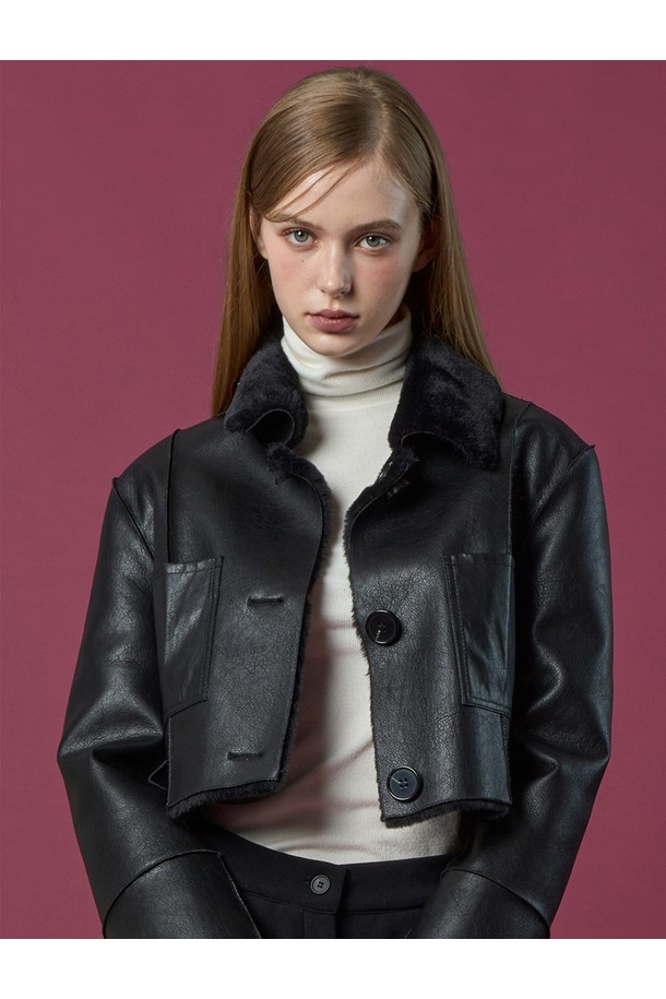 **리버시블 밍크 크롭 단추 무스탕 재킷 [All_Black] 프리미엄 LD ver.**

부드러운 촉감의 밍크 소재로 제작된 여성용 무스탕 재킷입니다. 블랙 컬러에 모던하고 미니멀한 스타일을 더했으며, 크롭 기장으로 세련된 핏을 연출합니다. 안감과 겉감 모두 밍크 소재를 사용하여 보온성을 높였으며, 리버시블 디자인으로 다양한 스타일을 연출할 수 있습니다. 단추 여밈 방식과 프리미엄 버튼 디테일이 고급스러움을 더하며, 겨울철 출근룩, 모임룩, 클래식 룩, 미니멀 룩, 시크 룩 등 폭넓게 활용 가능합니다. 긴 소매 기장으로 따뜻함과 스타일을 동시에 잡아줍니다.
