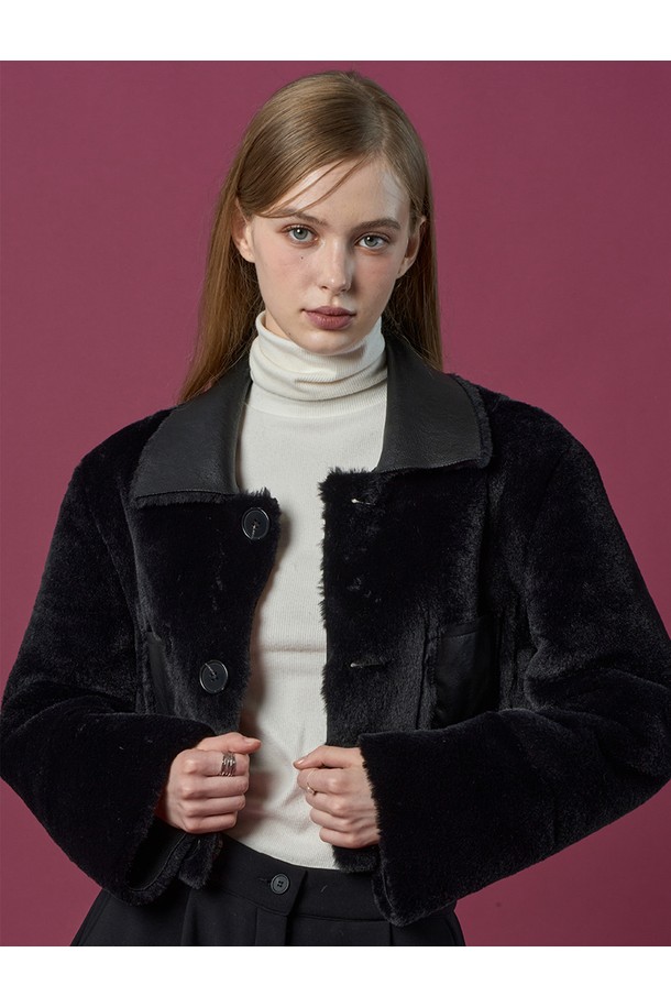 리버시블 밍크 크롭 단추 무스탕 재킷 [All_Black] 프리미엄 FR ver.은 부드러운 밍크 소재로 제작된 여성용 아우터입니다. 모던하고 미니멀한 스타일의 블랙 컬러 무지 디자인으로, 겨울철 일상에서 활용하기 좋습니다. 크롭 기장에 레귤러 핏으로 제작되었으며, 단추 여밈 방식으로 편안하게 착용할 수 있습니다. 프리미엄 리버시블 디자인으로 다양한 스타일 연출이 가능하며, 두꺼운 두께감으로 따뜻함을 제공합니다. 긴 소매 기장으로 보온성을 높였습니다.
