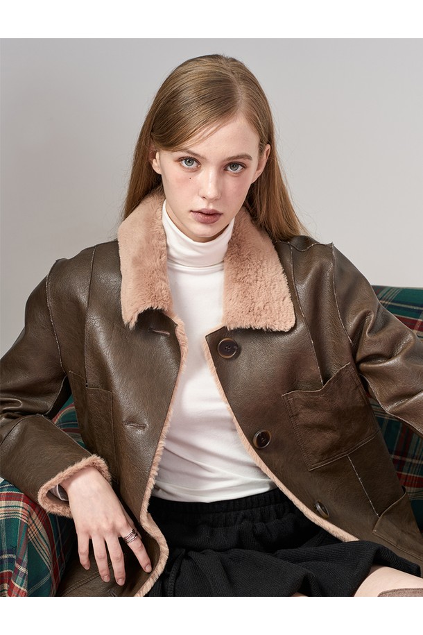 부드러운 밍크 소재의 방한 롱무스탕 재킷입니다. 브라운 컬러와 클래식한 디자인으로 겨울철 우아한 스타일을 연출합니다. 벨트 탈부착이 가능하여, 레귤러핏으로 다양한 핏을 연출할 수 있습니다. 긴 소매 기장과 두꺼운 두께감으로 뛰어난 보온성을 제공하며, 일상에서 편안하게 착용하기 좋습니다. 안감은 리버시블 디자인으로, 다양한 스타일을 소화할 수 있는 실용적인 아이템입니다.
