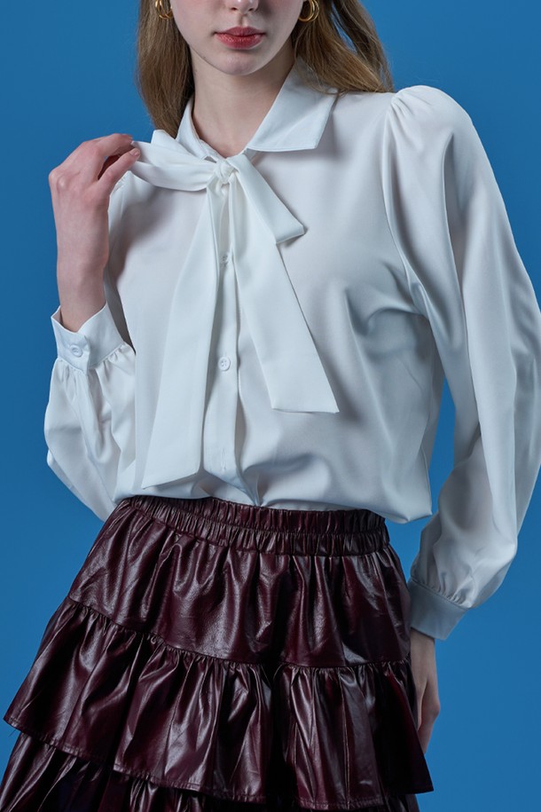 퍼프 리본 타이 셔츠 에어 블라우스 [화이트] KCL은 우아하고 클래식한 스타일을 연출하는 여성 블라우스입니다. 부드러운 실크 소재로 제작되어 얇지만 은은한 광택과 자연스러운 드레이핑을 선사합니다. 퍼프 소매 디자인과 리본 타이 디테일이 여성스러운 분위기를 더하며, 레귤러 핏으로 편안하게 착용 가능합니다. 오피스룩, 모임룩, 데이트룩 등 다양한 TPO에 활용할 수 있으며, 사계절 내내 활용 가능한 실용적인 아이템입니다. 24시간 착용해도 편안함을 유지하는 블라우스로, 미니멀, 클래식, 로맨틱 스타일을 즐기는 분들께 추천합니다.
