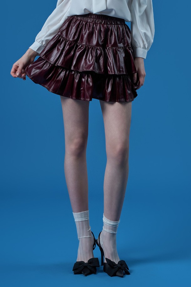 라이트 에어리 레더 캉캉 미니스커트 [RED] (KCL)는 페미닌하고 캐주얼한 스타일을 연출하는 여성용 미니스커트입니다. 얇은 두께감의 레드(RED) 컬러 레더 소재로 제작되었으며, 캉캉 및 프릴 디테일, 플라워 및 도트 패턴으로 포인트를 더했습니다. 봄 시즌에 어울리는 이 스커트는 프리 사이즈로 출시되었으며, 데이트룩, 쇼핑룩, 카페룩 등 다양한 TPO에 활용할 수 있습니다. 퍼프, 레이스 디테일이 더해져 로맨틱한 분위기를 자아냅니다.
