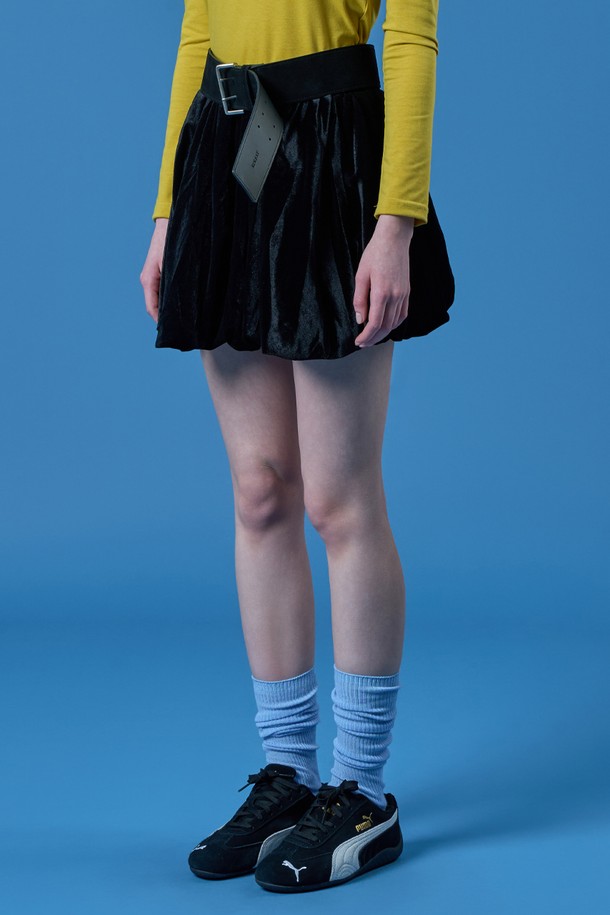 벌룬 벨벳 플레어 밴딩 미니스커트 [BLACK] (블랙) KCL은 페미닌한 무드를 연출하는 여성용 미니스커트입니다. 부드러운 벨벳 소재로 제작되어 부드러운 촉감을 선사하며, 밴딩 처리로 편안한 착용감을 제공합니다. 플레어 실루엣과 벌룬 디테일이 더해져 사랑스러운 분위기를 자아내며, 데이트룩, 모임룩, 카페룩 등 다양한 TPO에 활용하기 좋습니다. 클래식하면서도 로맨틱한 스타일을 완성하는 블랙 컬러의 미니스커트입니다.
