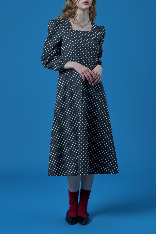 블랙 컬러의 벌룬 퍼프 도트 스퀘어넥 맥시 롱원피스입니다. 페미닌하고 우아한 스타일을 연출하며, 데일리룩, 일상룩으로 활용하기 좋습니다. 벌룬핏과 플레어 실루엣이 여성스러운 분위기를 더하고, 도트 패턴이 돋보입니다. 긴 소매와 스퀘어넥 디자인, 퍼프 소매 디테일, 레이스 장식, 벨 핏이 특징입니다. 데이트룩, 모임룩, 카페룩에 잘 어울리며, 로맨틱, 클래식, 미니멀 스타일을 선호하는 분들께 추천합니다.
