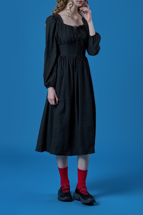 에어리 퍼프 플레어 맥시 롱원피스 [BLACK] KCL은 여성을 위한 블랙 색상의 원피스입니다. 봄에 어울리는 이 원피스는 우아하고 페미닌한 무드를 연출하며, 스퀘어넥 디자인과 퍼프 소매, 프릴 디테일이 특징입니다. 플레어핏의 맥시 기장으로 제작되었으며, 데일리룩으로 활용하기 좋습니다.
