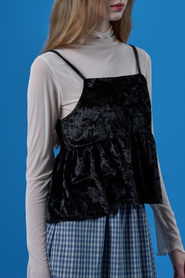 페미닌한 무드의 레이어드 벨벳 끈나시 베스트입니다. 부드러운 블랙 벨벳 소재로 제작되었으며, 얇은 두께감과 스퀘어넥 디자인이 특징입니다. 크롭 기장의 레귤러핏으로, 끈과 등 리본 디테일이 더해진 민소매 상의입니다.
