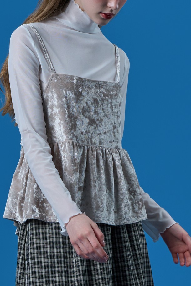 크림 컬러의 레이어드 벨벳 끈나시 베스트 KCL입니다. 부드러운 벨벳 소재로 제작되었으며, 스퀘어넥과 플레어 핏이 특징인 크롭 기장의 민소매 상의입니다. 얇은 두께로 봄, 여름 데일리룩에 페미닌한 무드를 더해주는 레이어드 스타일의 아이템입니다.
