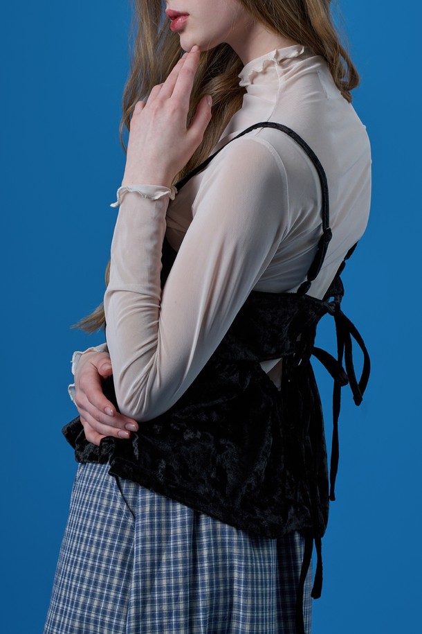 시스루 레이어드 무지 이너 긴팔 티셔츠 [CREAM] KCL은 페미닌하고 베이직한 스타일을 연출하는 여성용 긴팔 티셔츠입니다. 크림, 블랙, 화이트 3가지 색상으로 출시되었으며, 봄, 여름, 가을, 겨울 사계절 모두 착용 가능합니다. 얇은 두께감의 시스루 소재와 루즈핏, 플레어핏의 조화가 은은한 여성스러움을 더하고, 라운드넥 디자인으로 편안하게 착용할 수 있습니다. 레이어드 스타일링이 용이하며, 퍼프 디테일과 레이스 장식이 더해져 데이트룩, 카페룩, 미니멀, 클래식 스타일을 완성합니다. 24시간 언제든 부드러운 촉감으로 편안하게 즐길 수 있는 아이템입니다.
