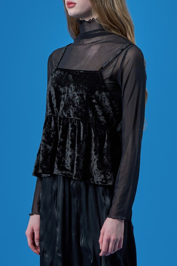 페미닌 무드의 블랙 시스루 레이어드 긴팔 티셔츠입니다. 플라워, 도트 패턴의 얇고 부드러운 소재로 제작되었으며, 라운드넥에 루즈핏, 플레어핏으로 편안하게 착용 가능합니다. 레이스 장식과 퍼프 디테일이 돋보이는 디자인으로, 데일리룩에 포인트를 더하고 사계절 활용하기 좋습니다.
