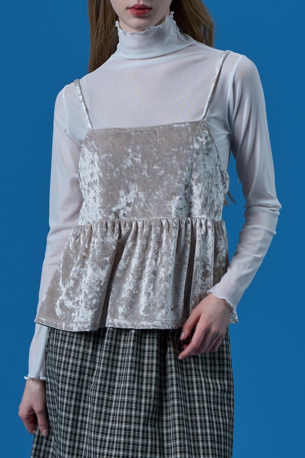 **시스루 레이어드 무지 이너 긴팔티 [화이트] KCL**

부드러운 촉감의 폴리에스테르 소재로 제작된 시스루 레이어드 무지 이너 긴팔 티셔츠입니다. 하프넥 디자인과 얇은 두께감으로 봄, 여름, 가을, 겨울 사계절 내내 활용 가능합니다. 루즈핏과 플레어 스타일로 편안하면서도 여성스러운 실루엣을 연출하며, 베이직한 디자인으로 다양한 스타일과 레이어드하여 연출하기 좋습니다. 일상에서 뿐만 아니라 집콕룩, 겨울 데일리룩으로도 활용하기 좋은 기본 이너웨어입니다. 미니멀, 캐주얼, 클래식 스타일을 즐겨 입는 여성분들께 추천합니다.
