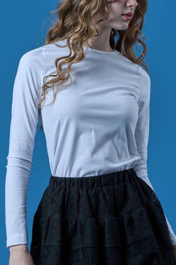 페미닌하고 베이직한 무드의 이너 레이어드 코튼 순면 긴팔티는 부드러운 촉감과 얇은 두께로 봄철 일상복으로 제격입니다. 라운드넥 디자인에 플라워, 도트 패턴이 더해졌으며, 레이어드 스타일, 퍼프 디테일, 레이스 장식으로 포인트를 주었습니다. 화이트, 블랙, 핑크, 블루, 옐로우 5가지 컬러로 제공되는 레귤러핏의 면 소재 긴팔티입니다.
