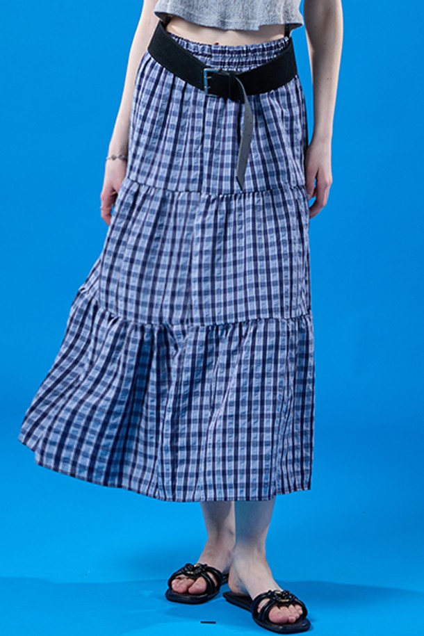 릴리 에어리 쿨링 마몽 체크 롱스커트는 시원한 블루 컬러의 체크 패턴이 돋보이는 A라인 티어드 롱스커트입니다. 쿨링 기능성 소재와 에어리 소재를 사용하여 흡습, 속건, 냉감, 통기성이 뛰어나며, 365 FAST DRY 기술이 적용되어 여름에도 쾌적하게 착용할 수 있습니다. 부드러운 촉감과 루즈핏 디자인, 플리츠 디테일이 더해져 데일리룩은 물론 페스티벌룩에도 잘 어울리는 활용도 높은 아이템입니다.
