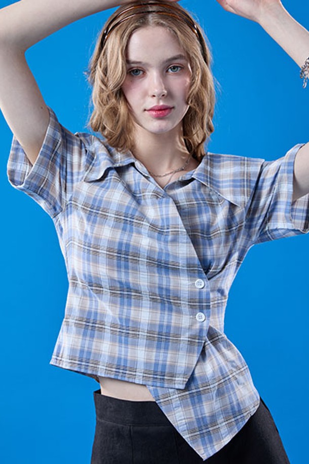 페일블루 컬러의 미디 크롭 랩 오프숄더 체크 슬림 반팔 셔츠입니다. 캐주얼한 스타일의 여성 의류로, 시원한 여름에 착용하기 좋습니다. 랩 스타일 디자인에 슬림핏으로 제작되어 여성스러운 실루엣을 연출하며, 오프숄더 네크라인과 반소매 기장으로 시원함을 더했습니다.
