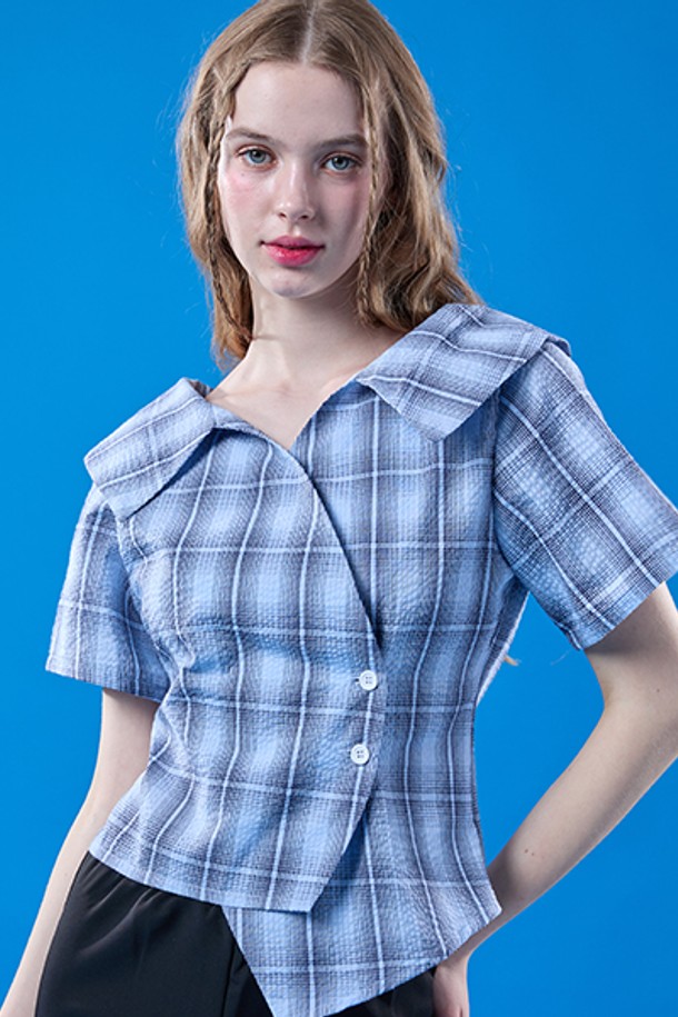 여름 휴가를 위한 블루 체크 패턴의 랩 스타일 오프숄더 반팔 셔츠입니다. 얇고 냉감 기능이 있는 소재로 제작되어 시원하게 착용 가능하며, 슬림핏 크롭 기장으로 캐주얼하면서도 우아한 연출이 가능합니다. 여성스러운 매력을 더하는 랩 디자인으로 휴양지룩에 잘 어울립니다.
