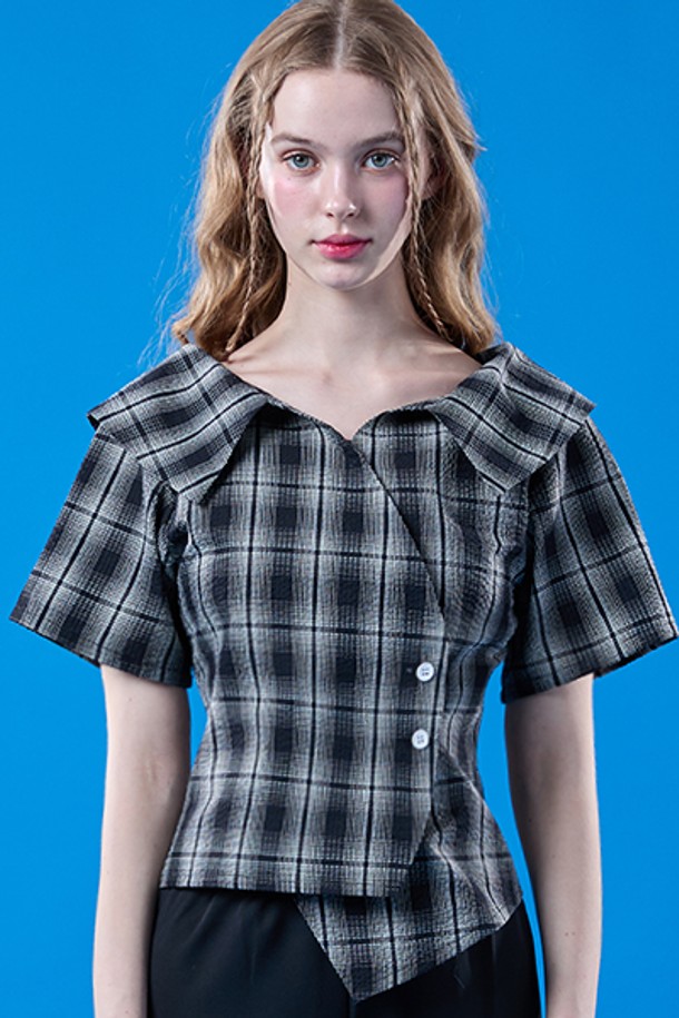 여성용 여름 휴양지 랩 오프숄더 체크 쿨링 슬림 반팔셔츠 [BLACK] 입니다. 블랙 색상의 체크 패턴이 돋보이며, 랩 스타일의 오프숄더 디자인으로 시원하고 캐주얼한 연출이 가능합니다. 얇은 두께의 냉감 기능성 소재를 사용하여 여름철 일상 및 휴가에 쾌적하게 착용할 수 있는 슬림핏 반소매 셔츠입니다.
