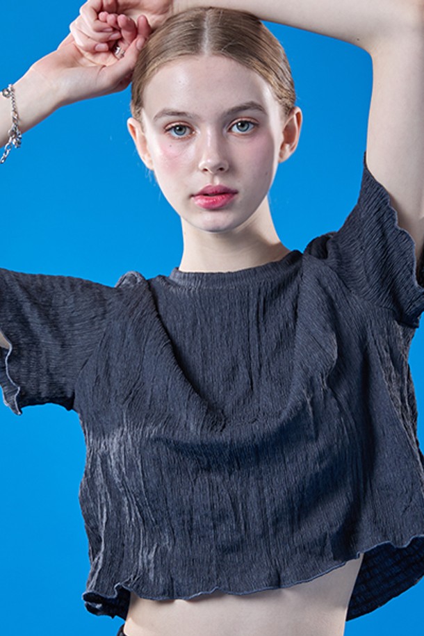 여름에 시원하게 입기 좋은 여성용 차콜그레이 색상의 쿨링 크롭 반팔 티셔츠입니다. 얇고 부드러운 소재로 제작되었으며, 냉감, 통기, 속건 기능을 갖춰 쾌적함을 유지해 줍니다. 무지 패턴에 주름 디자인이 돋보이며, 슬림핏으로 슬리밍 효과까지 제공하는 여름 필수 아이템입니다.
