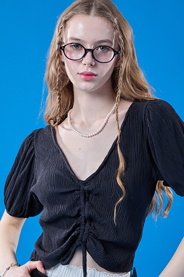 여성용 쿨링 플리츠 리본 퍼프 크롭 반팔티는 블랙 색상으로, 브이넥 디자인이 돋보입니다. 플리츠 패턴과 리본 디테일, 퍼프 소매가 특징이며, 쿨링 소재로 제작되어 여름에도 시원하게 착용 가능합니다. 크롭 기장으로 페미닌한 무드를 연출할 수 있습니다.
