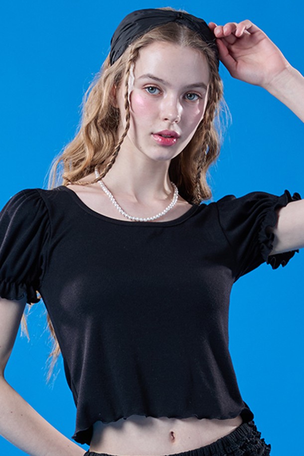 여성용 블랙 색상의 퍼프 프릴 라운드 이너 반팔티입니다. 크롭 기장의 라운드넥 티셔츠로, 퍼프 소매와 프릴 디테일이 특징입니다. 일상이나 페스티벌에서 페미닌하고 시크한 스타일을 연출하기 좋으며, 여름에 착용하기 적합합니다.
