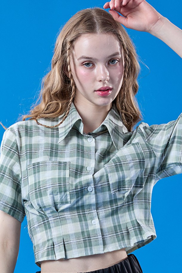 페일 그린 색상의 프레피 체크 패턴이 돋보이는 여성용 크롭 슬림 반팔 셔츠입니다. 클래식하면서도 트렌디한 무드를 연출하며, 여름철 데일리룩에 잘 어울립니다. 카라 디자인과 슬림핏으로 세련된 실루엣을 완성합니다.
