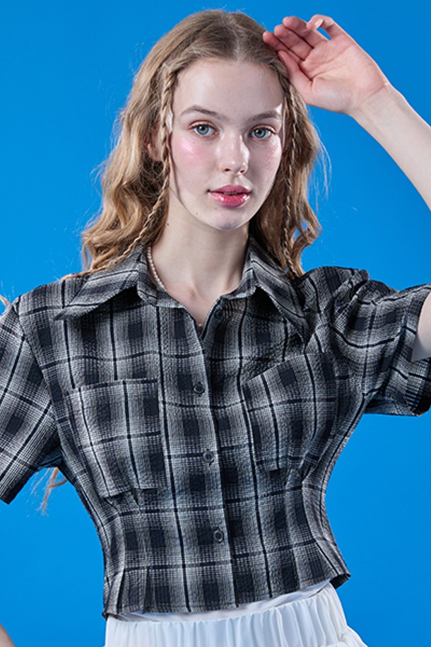 여름 휴양지에서 돋보일 체크 패턴의 블랙 컬러 크롭 반팔 셔츠입니다. 얇고 쿨링 소재로 제작되어 시원하게 착용 가능하며, 슬림핏 디자인이 돋보입니다. 칼라 네크라인과 반소매로 캐주얼한 휴양지 스타일을 연출할 수 있습니다.
