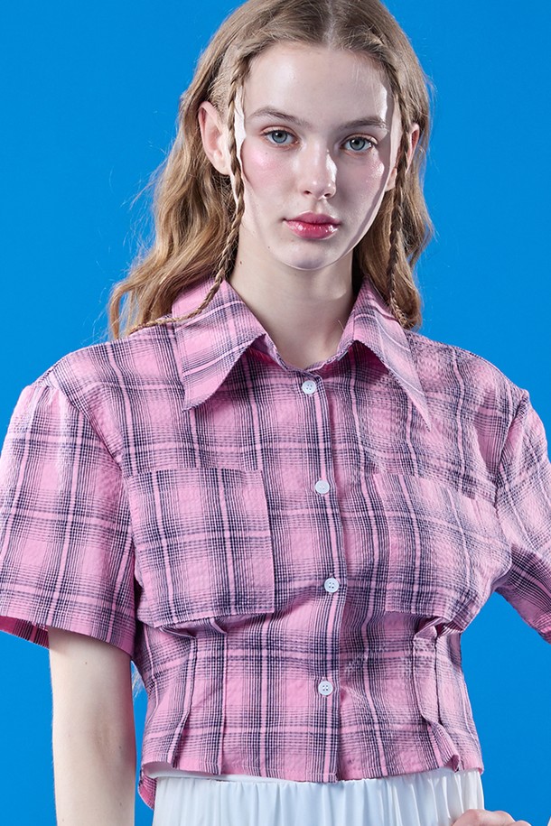 여름 휴양지에서 돋보이는 핑크색 체크 패턴의 쿨링 슬림 크롭 반팔 셔츠입니다. 얇은 두께의 냉감 소재로 시원하게 착용 가능하며, 슬림핏 실루엣이 돋보입니다. 셔츠 칼라 디자인의 크롭 기장으로 캐주얼한 스타일을 연출할 수 있습니다.
