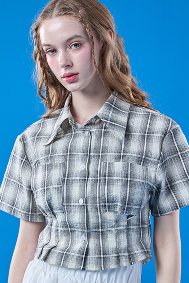 여성용 아이보리 색상의 여름 휴양지 체크 쿨링 슬림 크롭 반팔 셔츠입니다. 시원한 냉감 기능과 걸리시한 감성이 돋보이는 Festival 컬렉션 제품으로, 체크 패턴이 특징입니다. 캐주얼하면서도 프레피 스타일을 연출할 수 있는 크롭 기장의 슬림핏 반소매 셔츠로, 일상과 휴가 모두에 잘 어울립니다.
