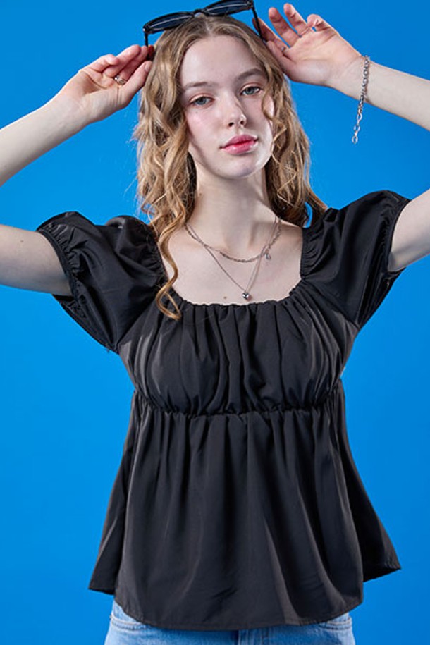 페미닌 무드의 블랙 컬러 퍼프 벌룬 튤립 반팔티 블라우스입니다. 스퀘어넥 디자인에 얇은 두께감으로 여름철 일상복으로 적합하며, 루즈핏으로 편안한 착용감을 제공합니다. 퍼프 소매 디테일과 벌룬 실루엣, 튤립 디자인이 특징입니다.
