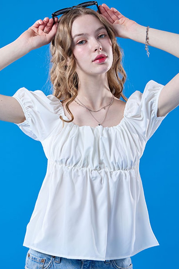 페미닌한 무드의 화이트 컬러 블라우스입니다. 퍼프 소매 디자인과 튤립 디테일이 돋보이며, 벌룬 실루엣의 루즈핏으로 편안하게 착용할 수 있습니다. 스퀘어넥 디자인으로 세련됨을 더했으며, 얇은 소재로 여름철에도 시원하게 입을 수 있습니다.

