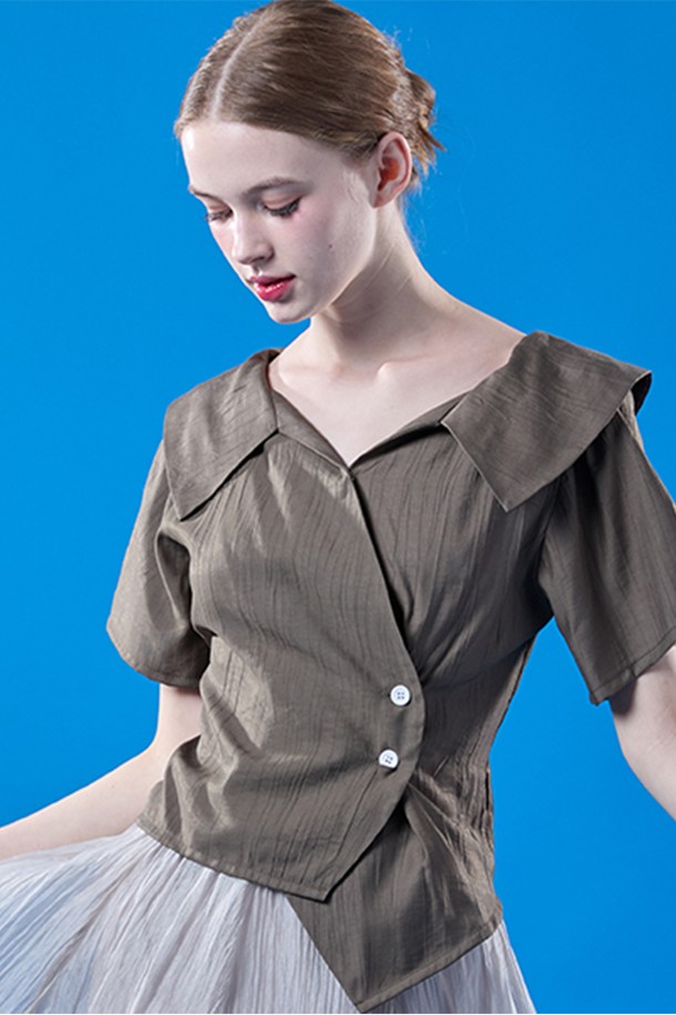 에어리 쿨링 기능이 있는 카키 색상의 미디 랩 오프숄더 슬림 반팔 셔츠입니다. 여름철 일상복으로 적합하며, 얇은 두께와 무지 패턴이 특징입니다. 여성용으로 슬림핏 디자인이 적용되었습니다.
