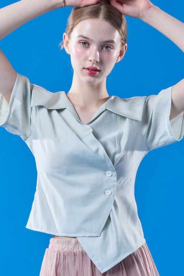 에어리 쿨링 소재로 시원하게 착용 가능한 베이비그린 색상의 미디 기장 슬림핏 반팔 셔츠입니다. 페미닌하고 캐주얼한 무드를 연출하며, 랩 스타일의 오프숄더 디자인이 특징입니다. 여름철 일상에서 편안하게 입을 수 있는 얇은 무지 반팔 티셔츠입니다.
