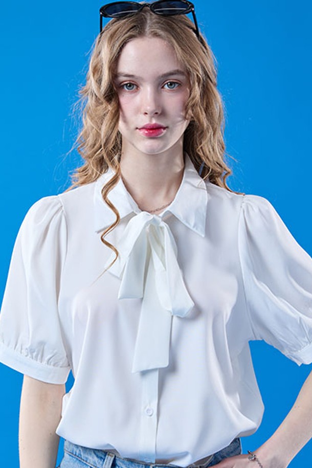 [반팔 ver.] 퍼프 리본 타이 셔츠는 화이트 색상의 에어 반팔 블라우스입니다. 페미닌하고 프레피한 무드를 연출하며, 퍼프 소매와 리본 타이 디테일이 돋보입니다. 얇은 두께감으로 여름철 데일리룩에 적합하며, 무지 패턴과 레귤러 핏으로 편안하게 착용할 수 있습니다.
