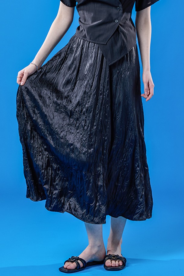 여름에 어울리는 블랙 색상의 쉬폰 쿨링 마몽 주름 플레어 롱스커트입니다. 얇고 부드러운 쉬폰 소재에 쿨링, 속건, 통기 기능이 더해져 시원하고 쾌적하게 착용 가능하며, 플리츠 주름과 플레어 핏으로 여성스러운 실루엣을 연출합니다. 안감이 있어 비침 걱정 없이 데일리로 즐겨 입기 좋은 롱스커트입니다.
