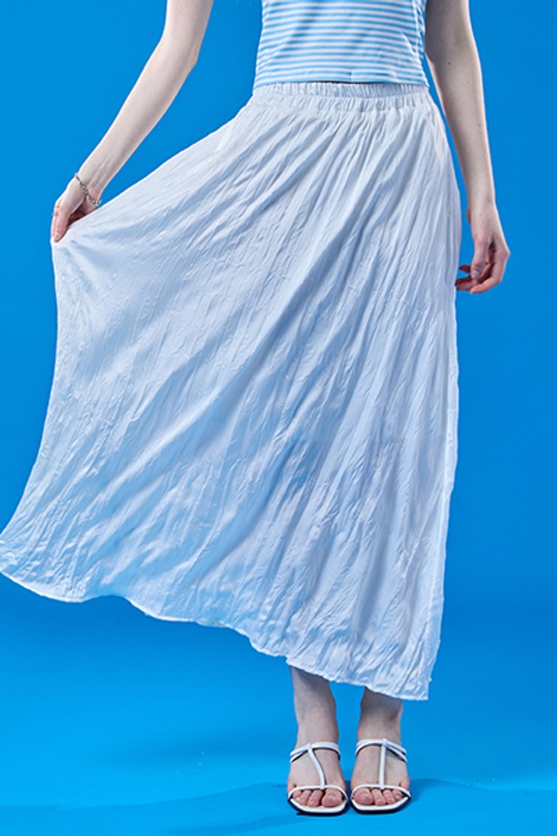 여름에 어울리는 시원한 쉬폰 소재의 화이트 롱 스커트입니다. 플리츠 디자인과 플레어 핏으로 페미닌한 무드를 연출하며, 냉감, 통기성, 속건 기능으로 쾌적함을 더했습니다. 안감이 있어 비침을 방지하며, 주름 디자인이 돋보이는 제품입니다.
