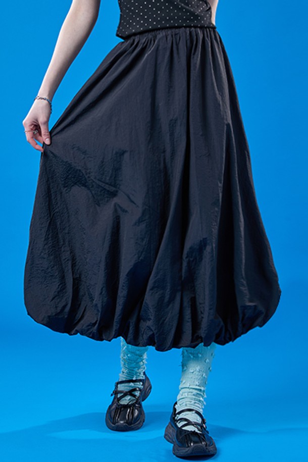 벌룬 쿨링 에어리 바스락 롱스커트 [BLACK] KCL.은 여름철 일상복으로 적합한 여성용 롱스커트입니다. 얇은 두께의 나일론 소재로 제작되어 시원한 착용감을 제공하며, 무지 패턴의 블랙 색상이 특징입니다. 벌룬핏과 루즈핏의 조합으로 캐주얼한 스타일을 연출할 수 있으며, 쿨링 소재와 바스락거리는 촉감이 돋보이는 벌룬 스커트입니다.
