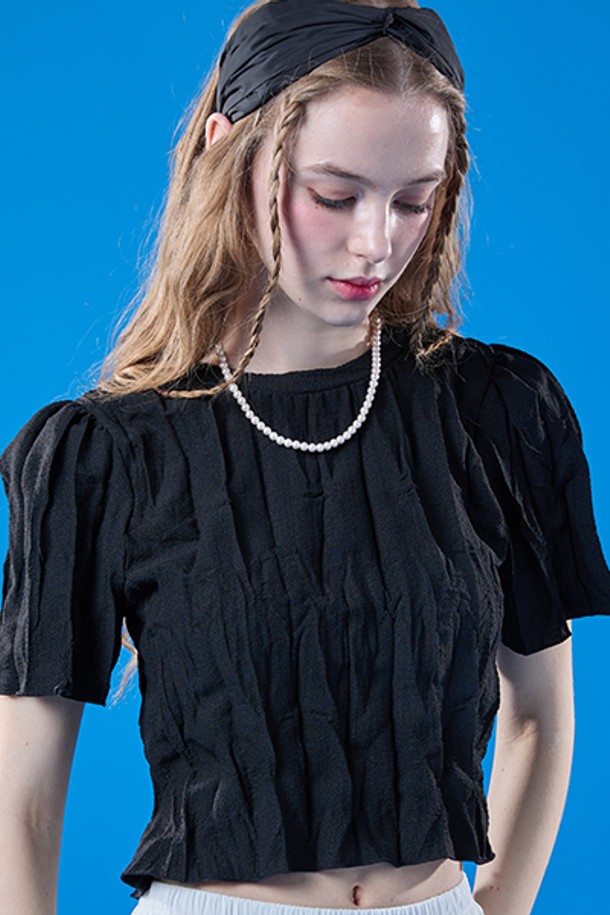 [퍼프ver.] 쿨링 마몽 크롭 무지 반팔티 [BLACK]은 플리츠 마동 소재의 얇고 부드러운 블랙 크롭 반팔티입니다. 냉감, 속건, 통기 기능과 트렌디한 플리츠 디테일이 돋보이며 여름철 일상에서 시원하고 날씬한 슬림핏 실루엣을 연출할 수 있습니다. 라운드넥 디자인으로 여름용으로 제작된 여성용 제품입니다.
