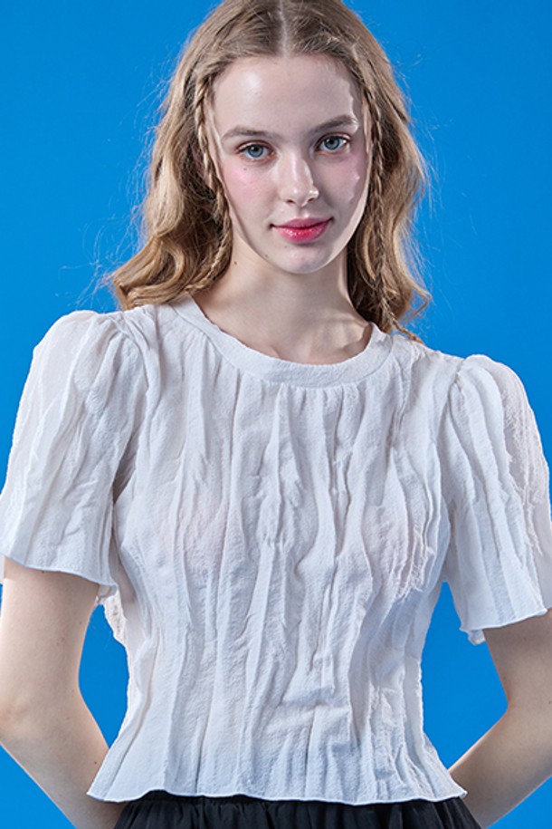 [퍼프ver.] 쿨링 마몽 크롭 무지 반팔티는 플리츠 마동 소재로 제작되어 시원하고 쾌적한 착용감을 제공하는 여성용 반팔티입니다. 트렌디한 플리츠 디자인과 슬림핏으로 날씬한 실루엣을 연출해주며, 무지 패턴의 화이트 컬러가 베이직하면서도 세련된 스타일을 완성합니다. 얇은 두께감과 빠른 건조, 공기 순환 기능으로 여름철 일상복으로 적합하며 라운드넥 디자인이 특징입니다.
