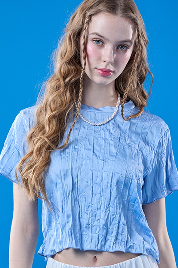 여성용 쉬폰 쿨링 마몽 크롭 무지 반팔티는 여름철 일상에서 캐주얼하게 입기 좋은 블루 색상의 상의입니다. 얇고 부드러운 쉬폰 소재로 제작되었으며, 냉감, 속건, 통기 기능과 에어 서큘레이션 기능이 있어 시원하고 쾌적하게 착용할 수 있습니다. 슬림핏에 크롭 기장으로 디자인되었고, 라운드넥과 반소매로 구성되어 있으며, 주름 디테일이 돋보이는 무지 티셔츠입니다.
