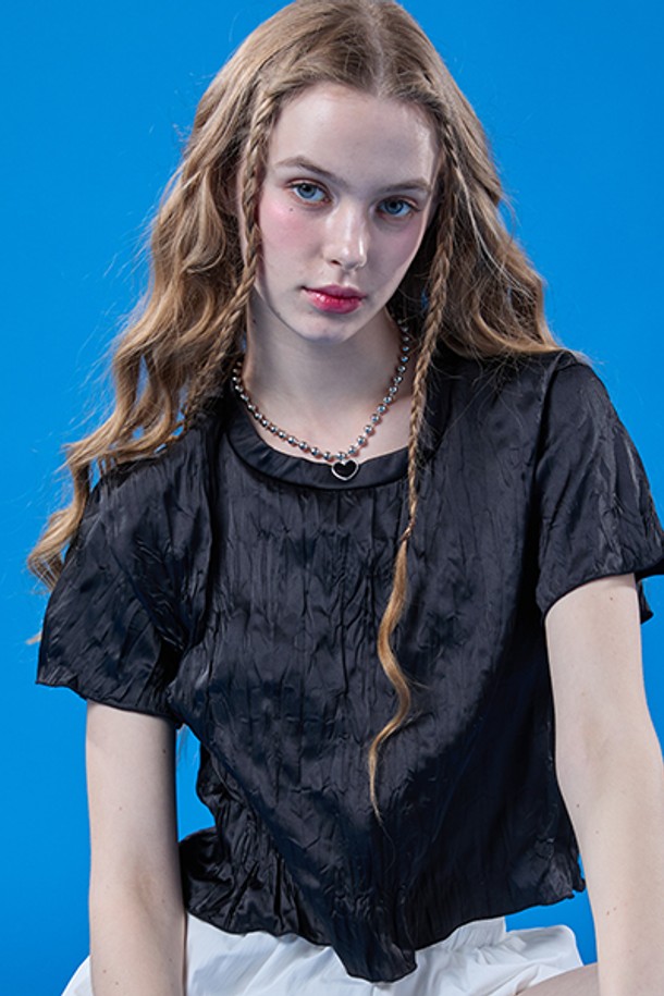 여름에 어울리는 블랙 색상의 쉬폰 크롭 반팔티입니다. 얇고 부드러운 쉬폰 소재로 제작되었으며, 냉감, 통기, 속건 기능을 갖춰 쾌적한 착용감을 제공합니다. 플리츠 디자인과 투웨이 에어 서큘레이션 시스템이 적용되었으며, 슬림핏 라인으로 캐주얼한 스타일을 연출할 수 있습니다.
