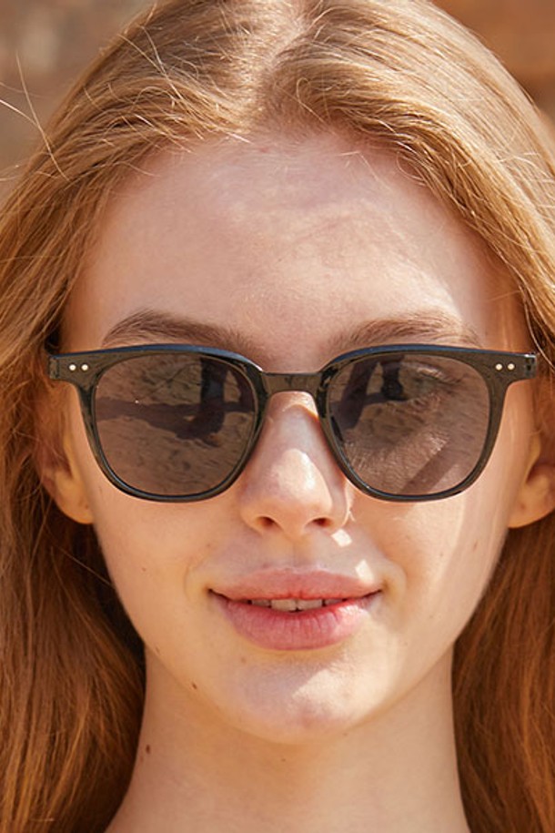 세련된 스타일을 완성하는 WOMEN 레이어드 뿔테 무지 올블랙 자외선 차단 선글라스 [TMGBK]입니다. 빈티지하고 레트로한 무드를 연출하며, 플라스틱 프레임과 틴트 렌즈의 조화가 돋보입니다. 일상 속 데일리웨어로 활용하기 좋으며, 아시안핏 디자인으로 편안한 착용감을 선사합니다.
