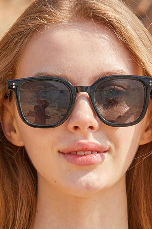 세련된 무드의 여성용 선글라스, [SQRAB] 레이어드 뿔테 올블랙 사각라운드 선글라스입니다. 빈티지하면서도 트렌디한 디자인으로, 자외선으로부터 눈을 보호하며 데일리 패션을 완성해 줍니다. 아시안 핏 전용 설계로 편안한 착용감을 제공하는, 스타일과 기능을 모두 갖춘 필수 아이템입니다.
